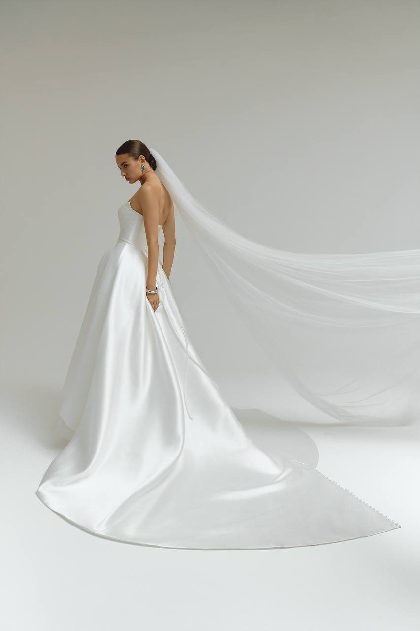 Oui The Label Althea Lumina bridal gown with the veil in motion
