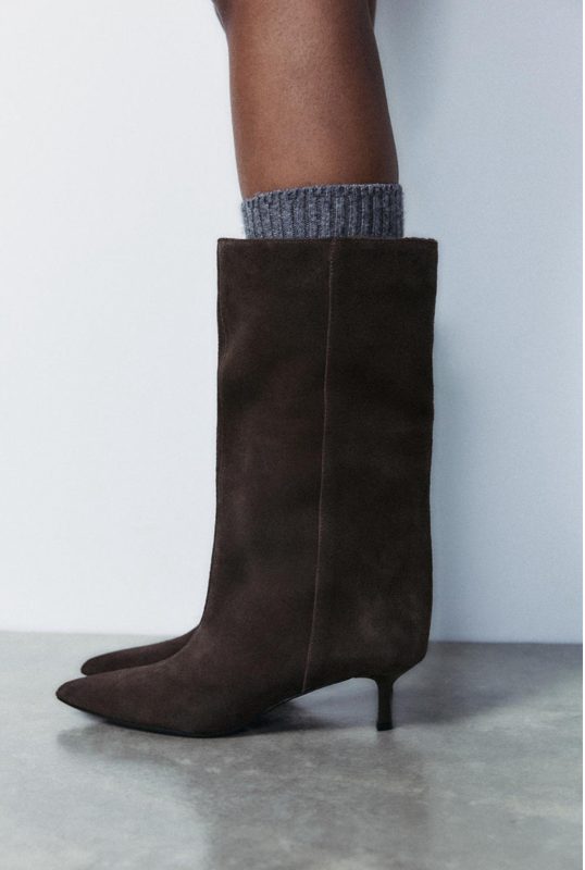 Final look: brown suede pointed boots